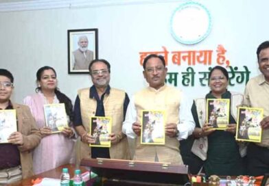मुख्यमंत्री ने किया शंकर पांडे की पुस्तक छत्तीसगढ़ अतीत से अब तक’’ का विमोचन