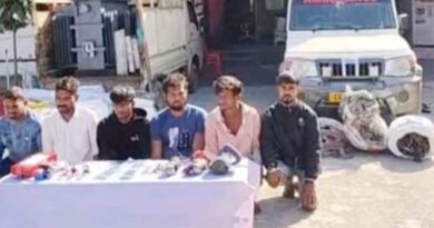 शातिरों का अनोखा भेष: बोलेरो को बनाया एंबुलेंस, कॉपर और एल्युमिनियम की चोरी करते पकड़े गए